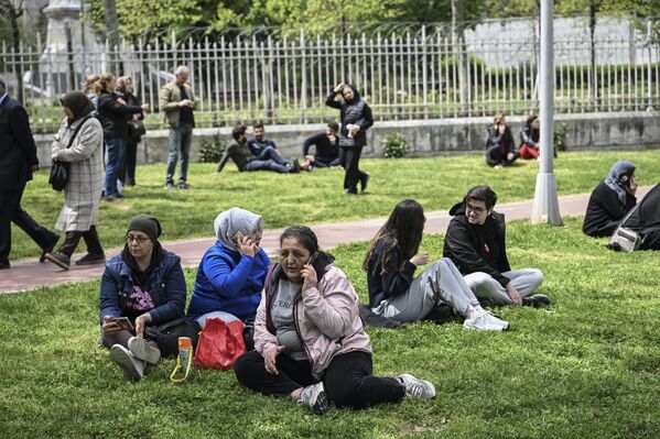 Deprem sırasında birçok vatandaş, binaları terk ederek açık alanlara yöneldi. Yetkililer, vatandaşlara resmi açıklamaları takip etmeleri ve riskli yapılardan uzak durmaları konusunda uyarılarda bulundu.​ - Sputnik Türkiye