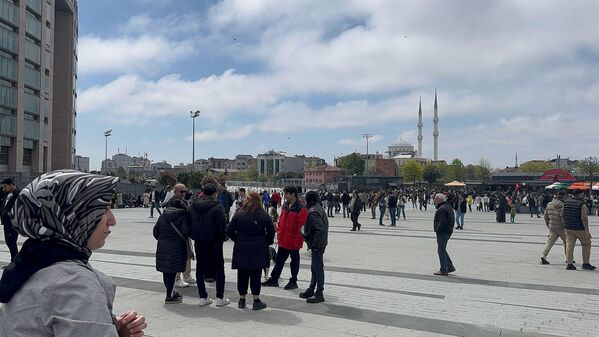 Bazı vatandaşlar, Çağlayan Adliyesi önünde toplandı. - Sputnik Türkiye