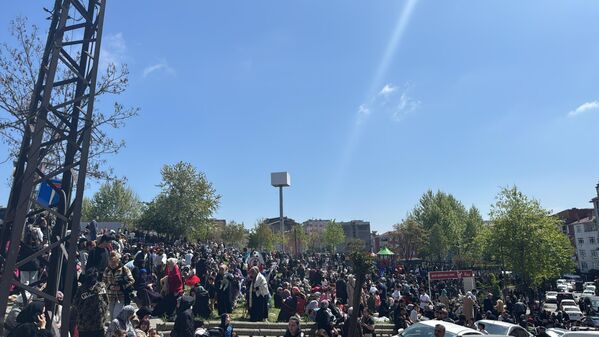 Esenler'de vatandaşlar, Şehit Şerife Bacı parkında toplandı.  - Sputnik Türkiye