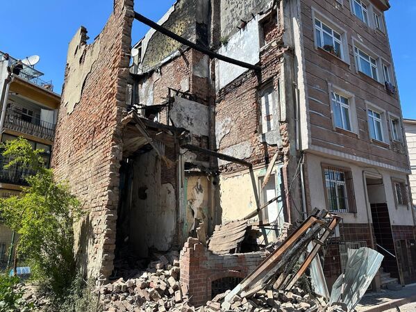 Fatih'te metruk binada deprem nedeniyle kısmı çökme meydana geldi.  - Sputnik Türkiye