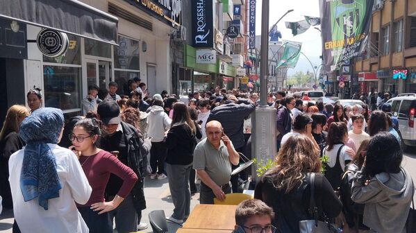 Kocaeli'de depremi hisseden bazı vatandaşlar sokağa çıktı.  - Sputnik Türkiye