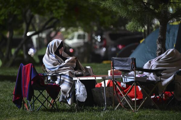 Esenler'de bazı insanlar 15 Temmuz Millet Bahçesi'nde toplandı. - Sputnik Türkiye