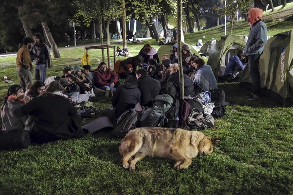 İstanbul'un her iki yakasındaki birçok ilçede yer alan millet bahçeleri, 6.2 büyüklüğündeki depremin ardından evlerine girmek istemeyen insanlar toplanma alanlarına dönüştü. - Sputnik Türkiye
