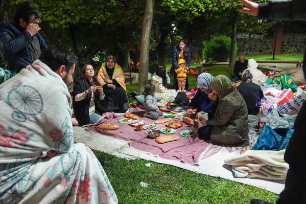 Bazı insanlar geceyi açık alanlarda geçirmek üzere Bahçelievler Millet Bahçesi'ne geldi. - Sputnik Türkiye