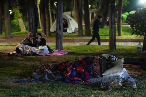 Geceyi belediyelerin spor salonları ve parklarda geçirdiler. - Sputnik Türkiye