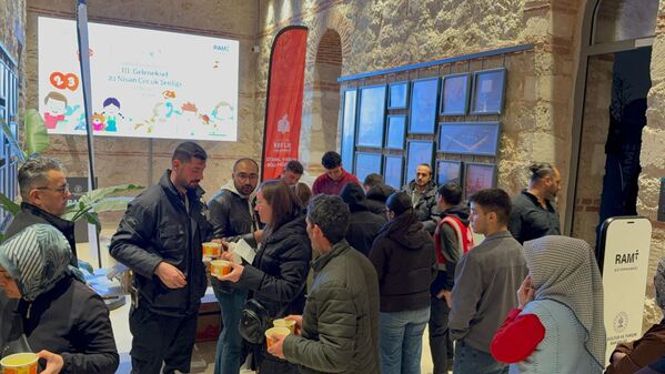 Kültür ve Turizm Bakanlığı Vakıflar Genel Müdürlüğü, İstanbul'da meydana gelen depremlerin ardından gece boyunca vatandaşlara Rami Kütüphanesi'nde ikramda bulundu. - Sputnik Türkiye