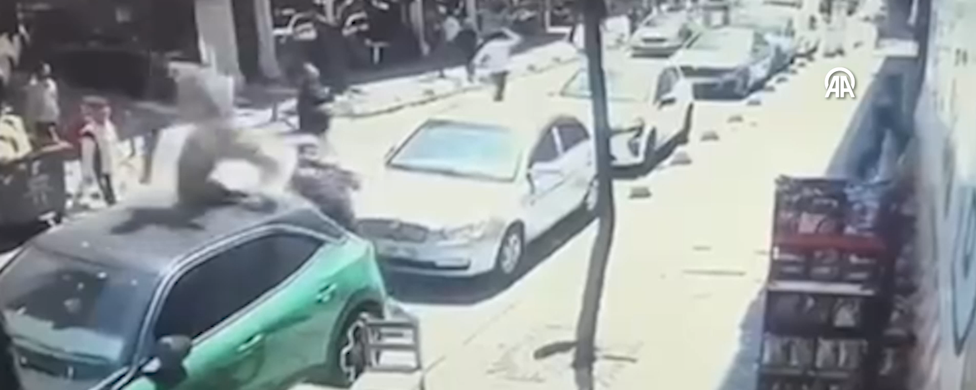 balkondan arabaya atlayan genç - Sputnik Türkiye, 1920, 24.04.2025