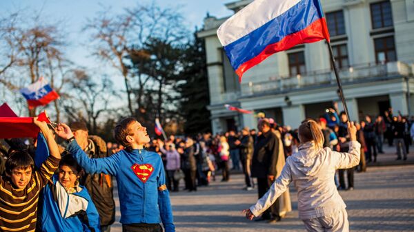 Участники митинга в поддержку России на центральной площади Евпатории - Sputnik Türkiye