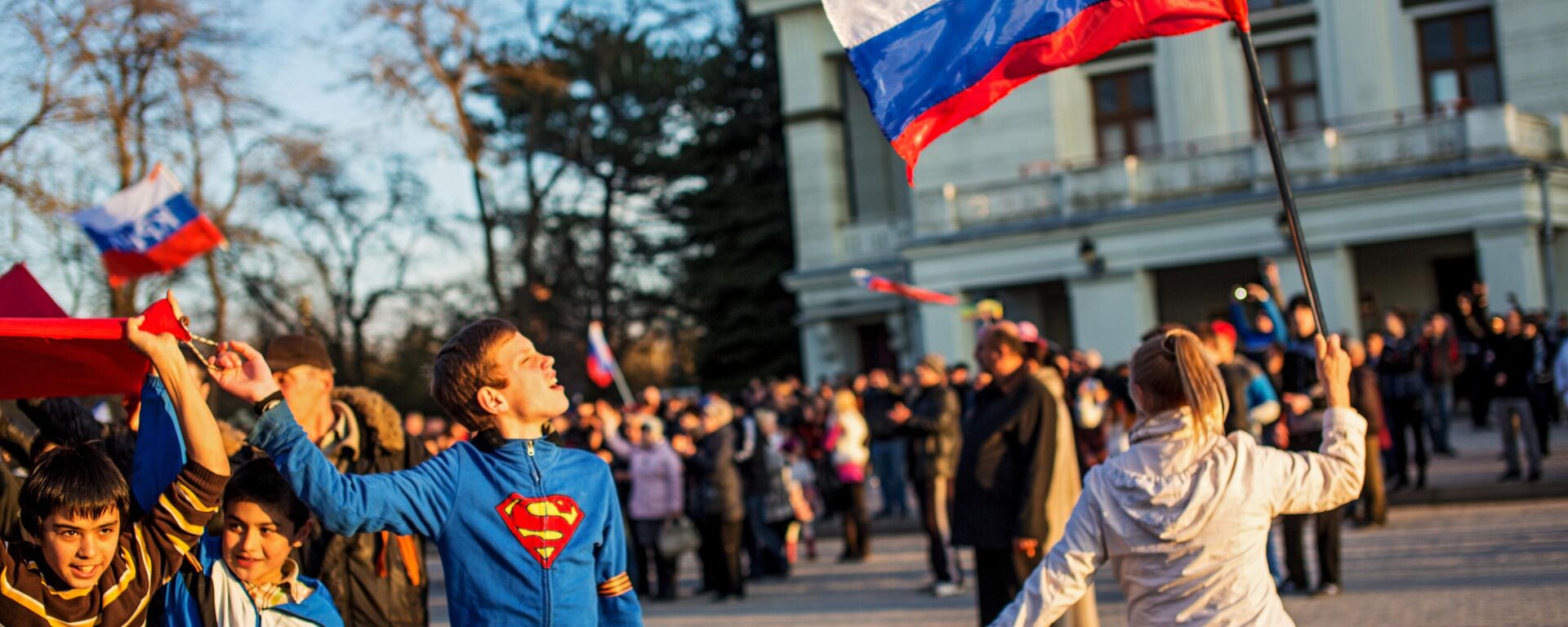 Участники митинга в поддержку России на центральной площади Евпатории - Sputnik Türkiye, 1920, 25.04.2025