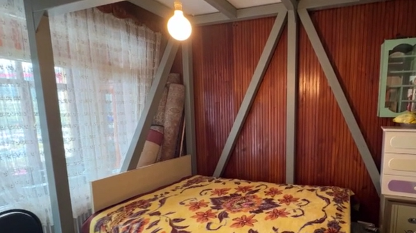 Dedesi 1999 depreminden sonra evin içine çelik sığınak yaptı: 'Deprem olunca oraya koşuyoruz' - Sputnik Türkiye