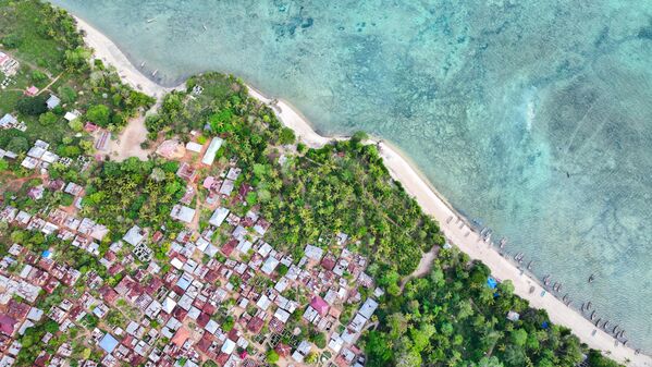 Tumbatu Adası, Swahili kültürünün geleneksel yapısını koruyan yerleşimleri, dar patikaları ve ahşap evleriyle ziyaretçilerine adeta zamanın yavaş aktığı bir dünya sunuyor. - Sputnik Türkiye
