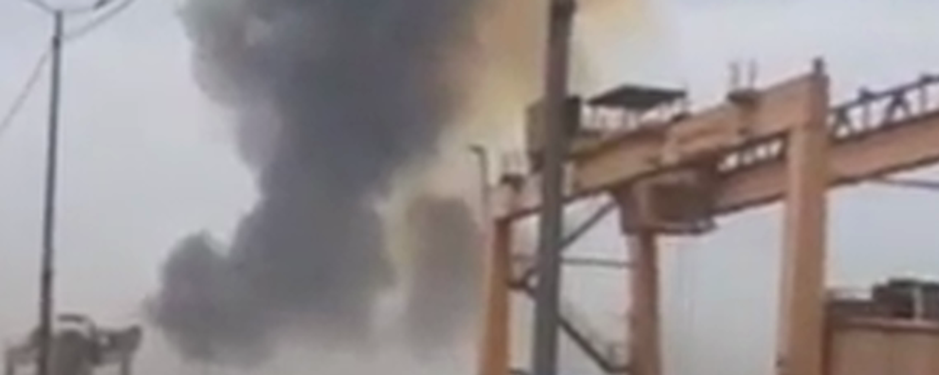 İran'daki Bender Abbas Limanı'nda şiddetli patlama - Sputnik Türkiye, 1920, 26.04.2025