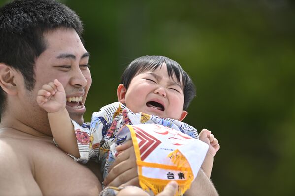 Japonya&#x27;nın köklü geleneklerinden biri olan &quot;Ağlayan Bebek Sumo&quot; festivali, bu yıl da coşkuyla kutlandı. Başkent Tokyo’daki Sensoji Tapınağı&#x27;nda gerçekleştirilen etkinlikte, sumo güreşçileri kucaklarında tuttukları bebeklerin ağlaması için yarıştı. - Sputnik Türkiye