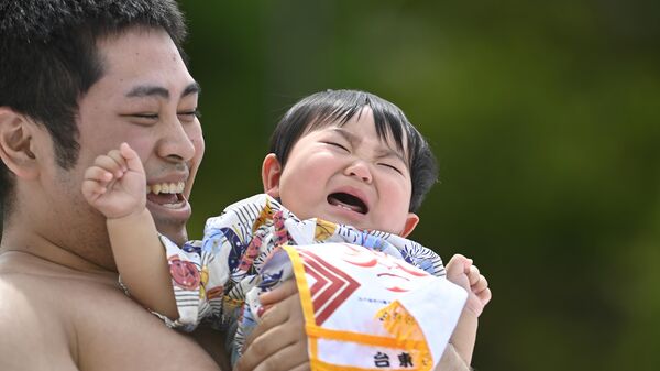 Japonya’da geleneksel “Ağlayan Bebek Sumo” festivali renkli görüntülere sahne oldu - Sputnik Türkiye