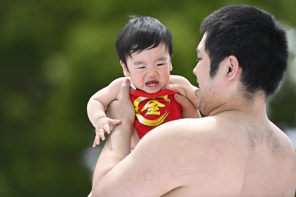Etkinlik sırasında sumocular, bebekleri hafifçe sallayarak veya komik sesler çıkararak ağlatmaya çalıştı. Ağlayan bebekler arasında en güçlü ses çıkaranlar, etkinliğin &quot;kazananları&quot; ilan edildi. - Sputnik Türkiye