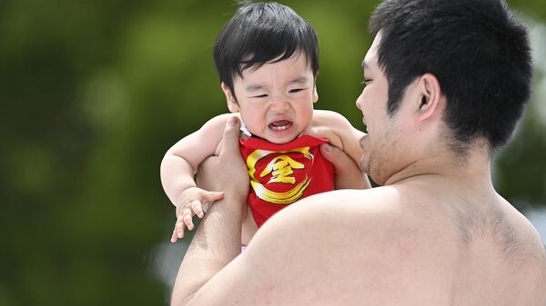 Japonya’da geleneksel “Ağlayan Bebek Sumo” festivali renkli görüntülere sahne oldu - Sputnik Türkiye