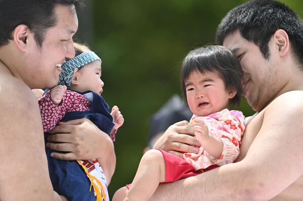 Yüzyıllardır düzenlenen bu festivalin temel amacı, bebeklerin yüksek sesle ağlamasının kötü ruhları uzaklaştıracağına ve çocuklara uzun, sağlıklı bir ömür getireceğine inanılması. - Sputnik Türkiye