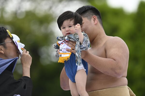 “Çocuklarımızın ağlaması, onların sağlıklı bir yaşam sürmesi için bir dua gibi algılanıyor. Bu gelenek, toplumumuz için hem eğlenceli hem de anlamlı bir ritüel” - Sputnik Türkiye