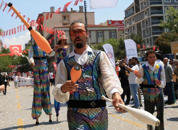 Manisa Mesir Macunu Festivali kapsamında, şehzadelik dönemini Manisa&#x27;da geçiren Osmanlı padişahları, Hafsa Sultan ve nedimeleri ile mesir macununun mucidi Merkez Efendi&#x27;yi dönem kostümleriyle canlandıran tiyatrocuların da katıldığı yürüyüşte halk oyunları ekipleri gösteri sundu.  - Sputnik Türkiye