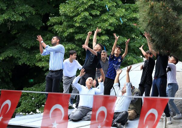 Yavuz Sultan Selim&#x27;in eşi Hafsa Sultan&#x27;ın her yıl bahar geldiğinde halka saçılmasını istediği Mesir Macunu, 485&#x27;inci kez düzenlenen festival kapsamında Manisa&#x27;daki Sultan Camisi kubbe ve minarelerinden şifa niyetiyle saçıldı. - Sputnik Türkiye