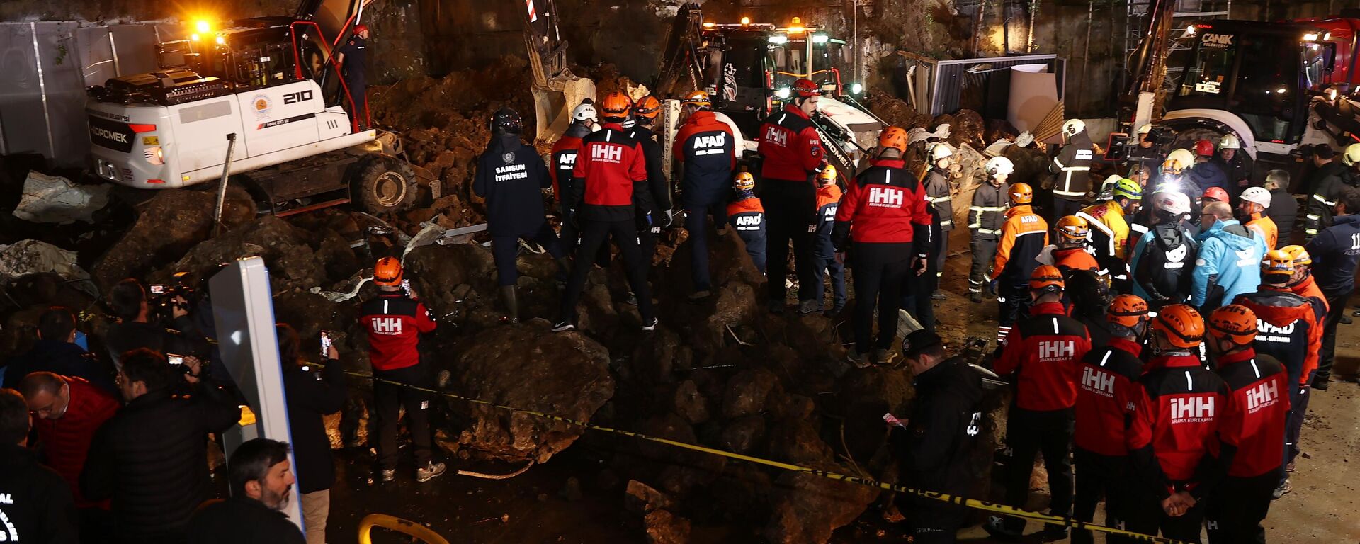 Samsun'un Canik ilçesinde, akaryakıt istasyonunun yanındaki oto yıkamacıda heyelan meydana geldi - Sputnik Türkiye, 1920, 28.04.2025