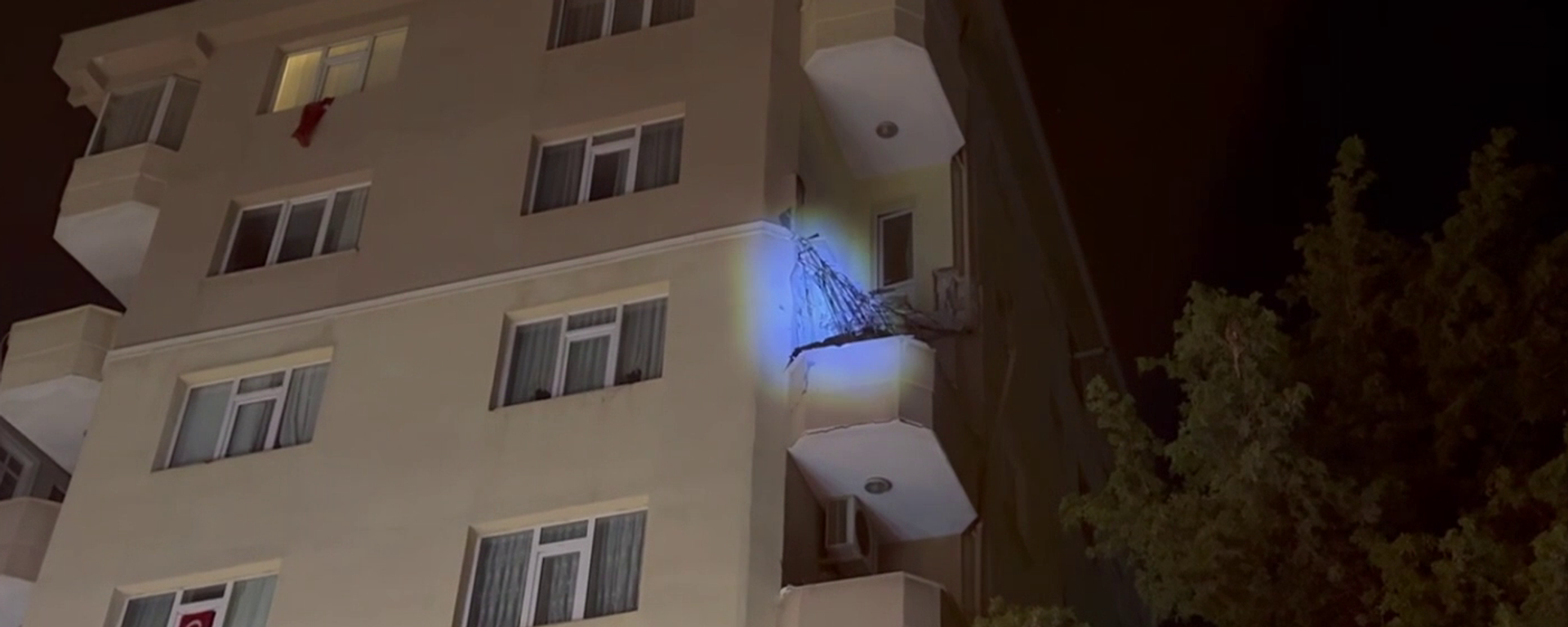 Kadıköy'de dairenin balkonu çöktü, 6 katlı bina tahliye edildi - Sputnik Türkiye, 1920, 28.04.2025