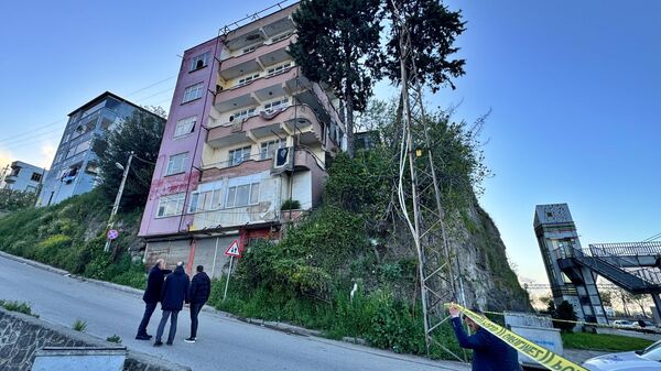 Samsun'un Canik ilçesinde heyelanın meydana geldiği akaryakıt istasyonunun bulunduğu bölgedeki 5 katlı bina tedbir amacıyla tahliye edildi - Sputnik Türkiye