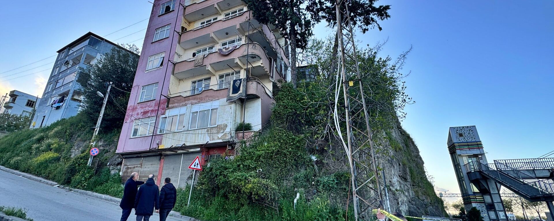 Samsun'un Canik ilçesinde heyelanın meydana geldiği akaryakıt istasyonunun bulunduğu bölgedeki 5 katlı bina tedbir amacıyla tahliye edildi - Sputnik Türkiye, 1920, 28.04.2025