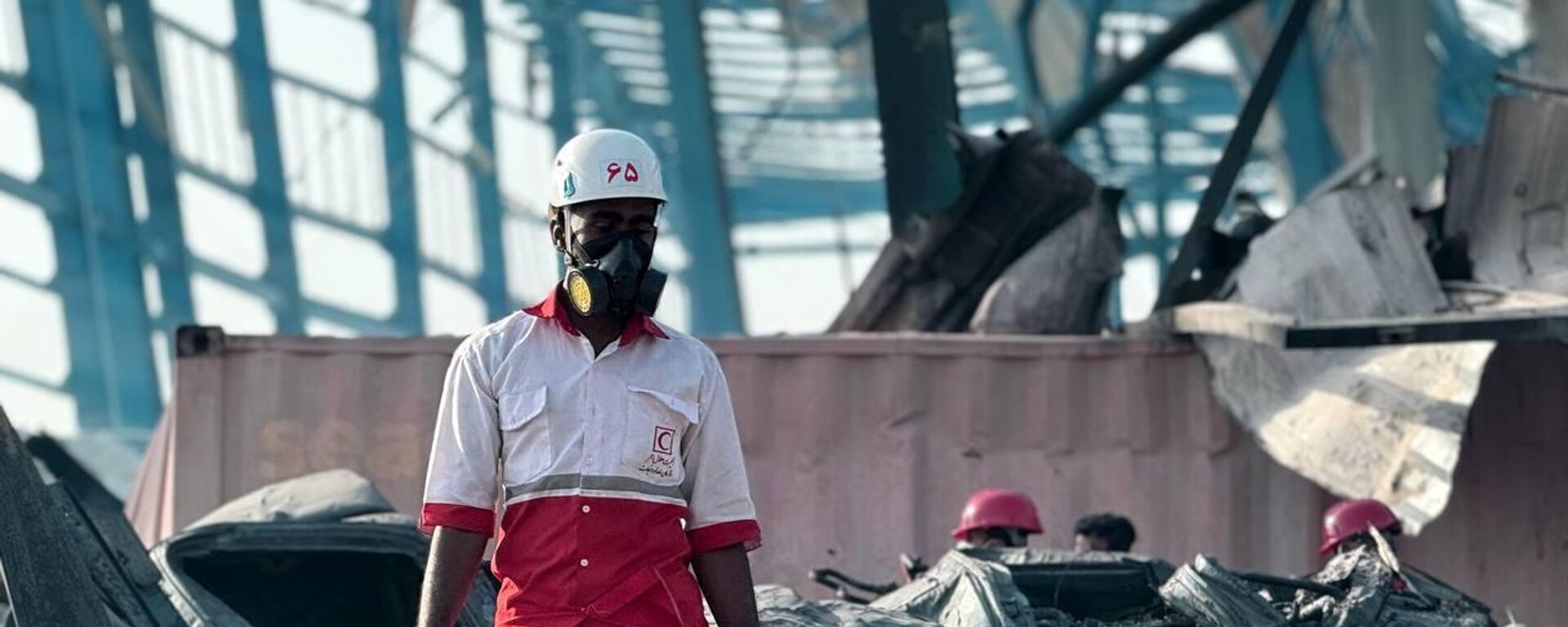 İran'ın Basra Körfezi kıyısında yer alan Bender Abbas Limanı'nda 26 Nisan'da meydana gelen patlamada hayatını kaybedenlerin sayısı 65'e yükselirken yangın 2 gün süren çalışmaların ardından tamamen söndürüldü.  Limanın bir kısmının büyük hasar aldığı görülürken İran Kızılay bölgedeki çalışmalarına devam etti.  - Sputnik Türkiye, 1920, 28.04.2025