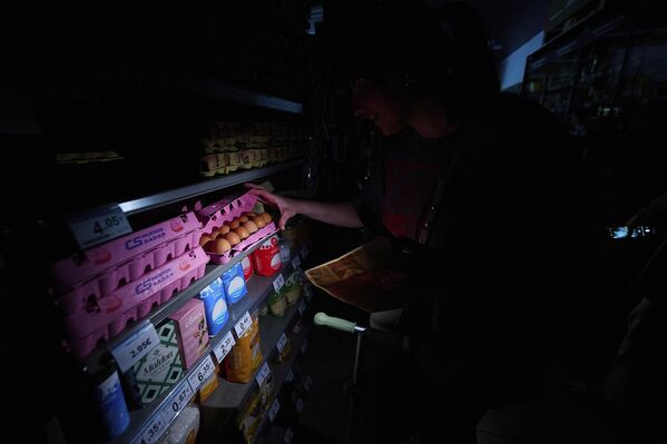 Marketlerden ise telefon ışığı ile alışveriş yapıldığı görüntülendi. - Sputnik Türkiye