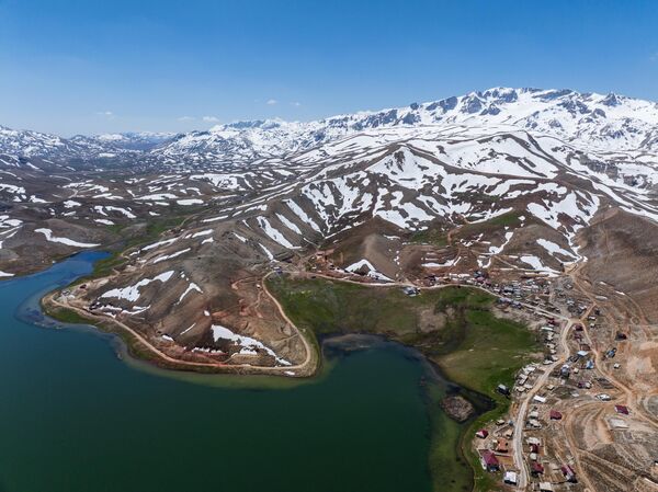 Yüksek kesimlerde açan endemik ve mevsimlik çiçekler, bölgeyi kartpostallık manzaralara dönüştürdü. - Sputnik Türkiye