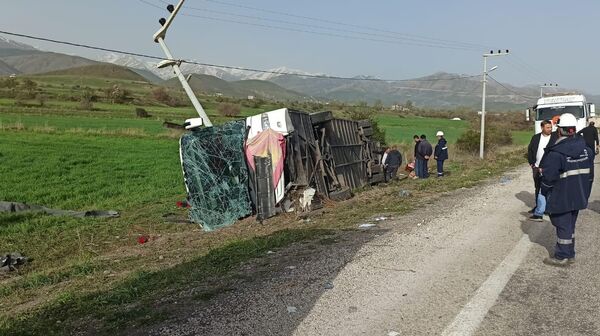 Van'ın Gevaş ilçesinde yolcu otobüsü devrildi: İlk belirlemelere göre 28 kişi yaralandı - Sputnik Türkiye