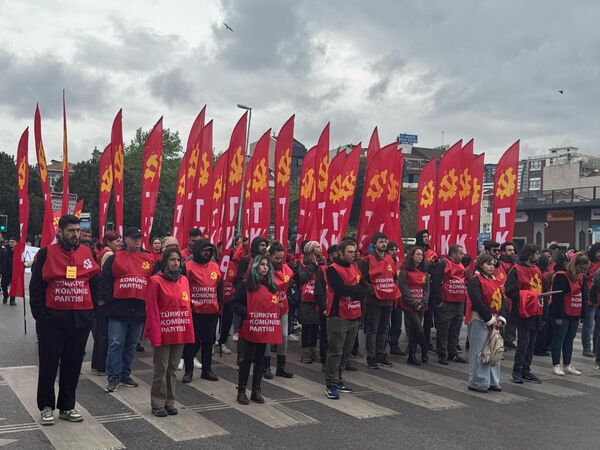 Bugün 1 Mayıs, sadece bir ülkeye ait değil; uluslararası bir dayanışma günü olarak kabul edilir. Dünyanın dört bir yanında milyonlarca insan meydanlarda toplanarak taleplerini dile getirir, konserler, yürüyüşler ve mitingler düzenlenir. - Sputnik Türkiye
