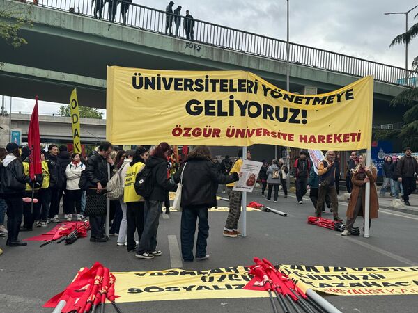 1 Mayıs; sadece işçilerin değil, tüm emekçilerin insanca yaşam, adil ücret, sendikal haklar, iş güvenliği, eşitlik ve sosyal adalet taleplerinin dile getirildiği bir gündür. - Sputnik Türkiye