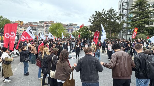 1 Mayıs Emek ve Dayanışma Günü, İstanbul&#x27;un çeşitli yerlerinde sendikalar, meslek örgütleri, üniversite öğrencileri bir araya geldi. - Sputnik Türkiye