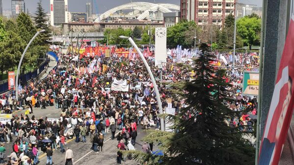 Kutlamalar sabah saatlerinde yapılan yürüyüşlerle başladı. Siyasi parti temsilciler, öğrenciler ve STK&#x27;lar Tandoğan Meydanı&#x27;nda buluştu. - Sputnik Türkiye