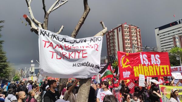 1 Mayıs İşçi Bayramı Ankara&#x27;da coşkuyla karşılandı. Kutlamalara katılanlar hazırladıkları pankart ve dövizleri de getirdi. - Sputnik Türkiye