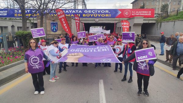 İşçi ve emekçiler Atatürk Kültür Merkezi önünde toplanarak meydana yürüdü. - Sputnik Türkiye