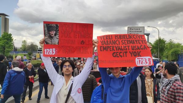 Yürüyüşe katılanlar arasında öğrenciler de bir hayli fazla sayıdaydı. - Sputnik Türkiye