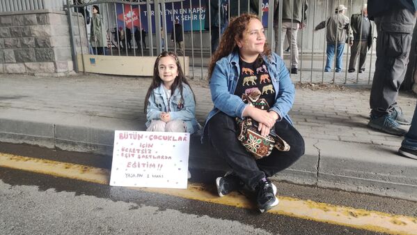 Çocuklar da ailelerinin yanında yer aldı. Hazırladıkları pankartlarda onlar da taleplerini dile getirdi. - Sputnik Türkiye