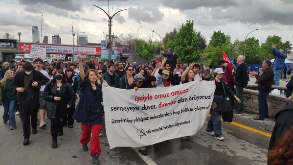 Kutlamaya katılan sendikalar, dernekler, siyasi partiler, gençlik örgütleri ve baro üyelerinden oluşan işçiler, emekçiler AKM önünde bir araya geldi. - Sputnik Türkiye