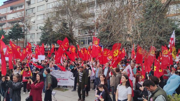 Yağışlı havaya rağmen işçiler, yoksulluğa, sendikal haklara, işsizliğe karşı dövizleriyle yürüdü. - Sputnik Türkiye