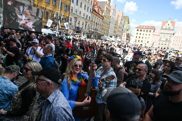 Kentin merkezindeki Rynek Meydanı’nda toplanan tam 8 bin 122 gitarist, dev bir orkestraya dönüşerek meydanı müziğin ritmiyle doldurdu. - Sputnik Türkiye