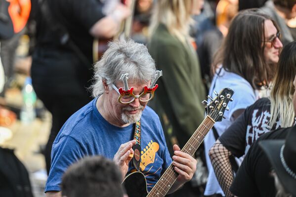 Organizasyon yetkilileri, bu yılki katılımın Guinness Dünya Rekorları yetkilileri tarafından doğrulanması hâlinde, “dünyanın aynı anda en çok gitar çalan insanı” rekorunun yenileneceğini duyurdu. - Sputnik Türkiye