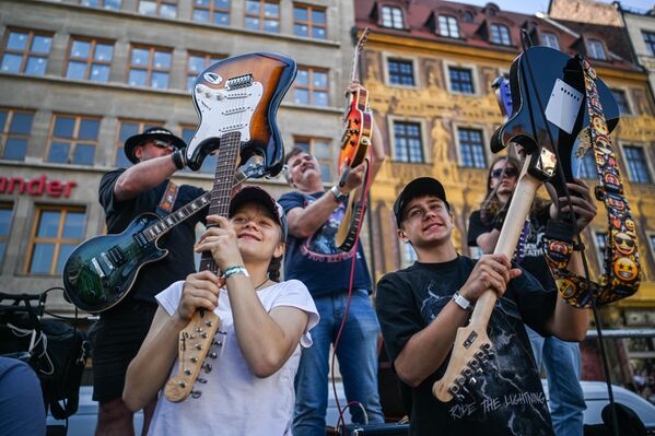 Etkinliğin amacı, 2009 yılında yine Wroclaw’da gerçekleştirilen ve 6 bin 346 gitaristin yer aldığı rekoru geçmek. - Sputnik Türkiye