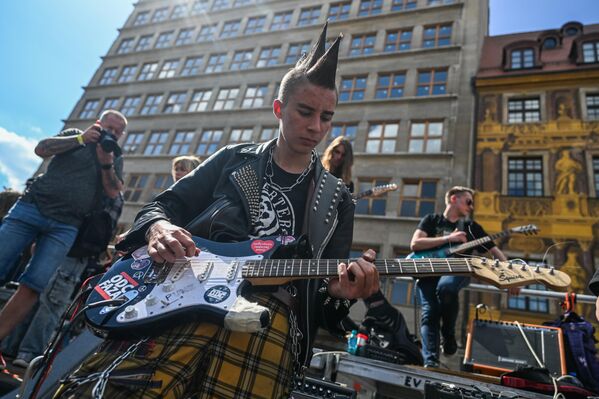 Etkinlik, farklı yaş gruplarından ve ülkelerden gelen gitaristlerin birlikteliğine sahne olurken, meydandaki coşku renkli görüntülere sahne oldu. - Sputnik Türkiye