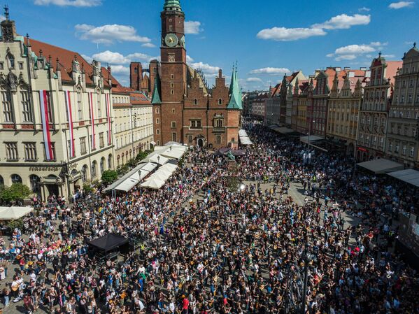 Polonya’nın Wroclaw kentinde binlerce gitarist, Jimi Hendrix’in unutulmaz parçası “Hey Joe”yu aynı anda çalarak Guinness Dünya Rekoru kırmak için tarihi bir performansa imza attı. - Sputnik Türkiye