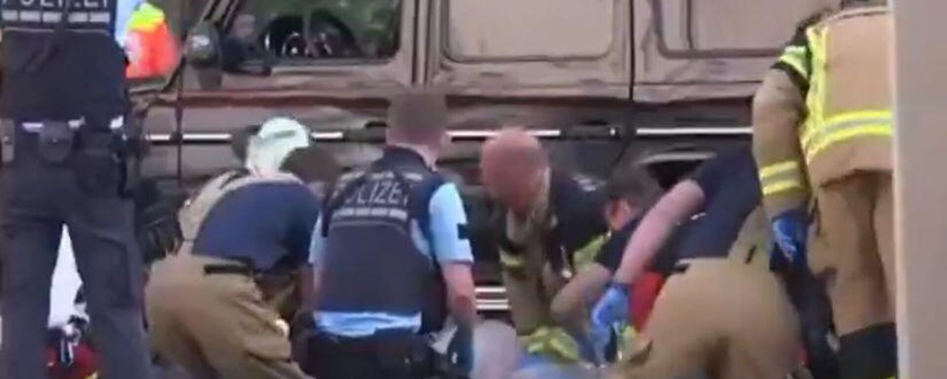 Almanya'nın Stuttgart kentinde bir aracın kalabalığa daldığı bildirildi - Sputnik Türkiye, 1920, 02.05.2025