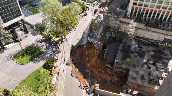 Sarıyer'de gece saatlerinde çökme meydana gelen Eski Büyükdere Caddesi trafiğe kapatıldı. - Sputnik Türkiye