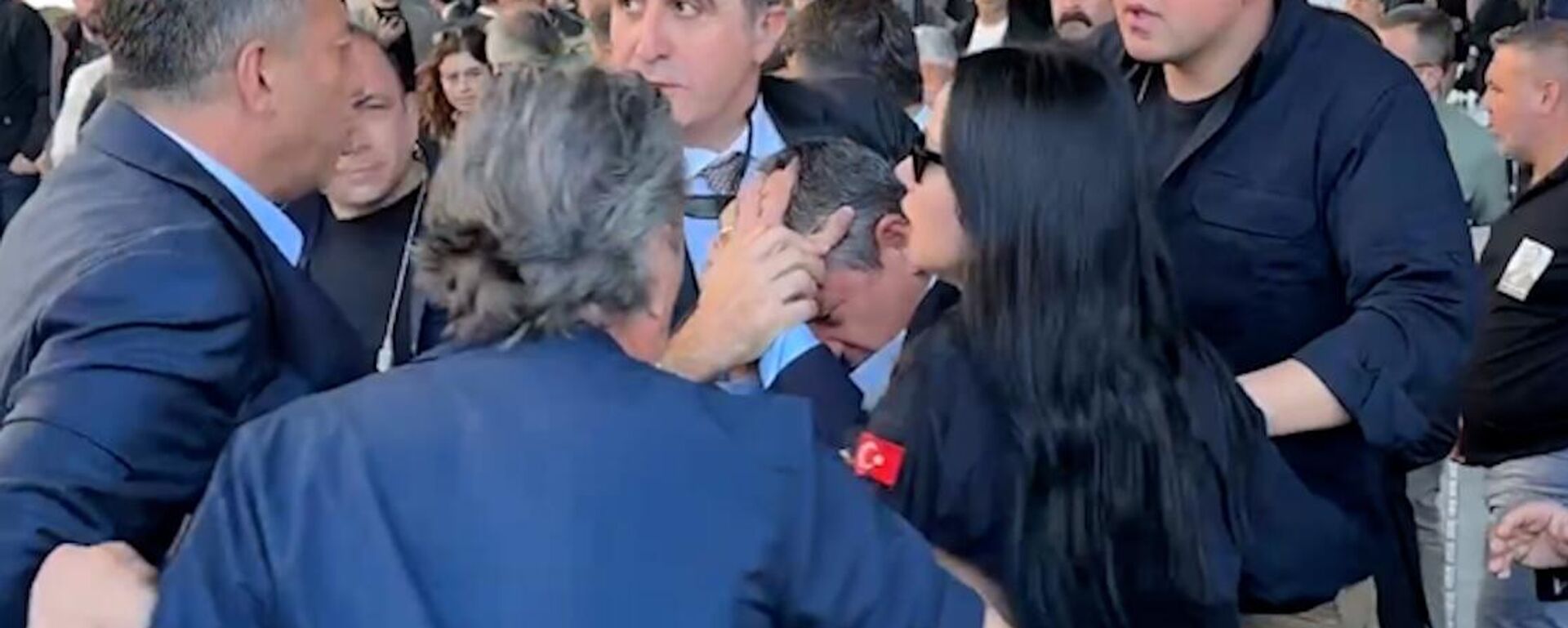 Özgür Özel’e AKM önünde tokatlı saldırı - Sputnik Türkiye, 1920, 04.05.2025